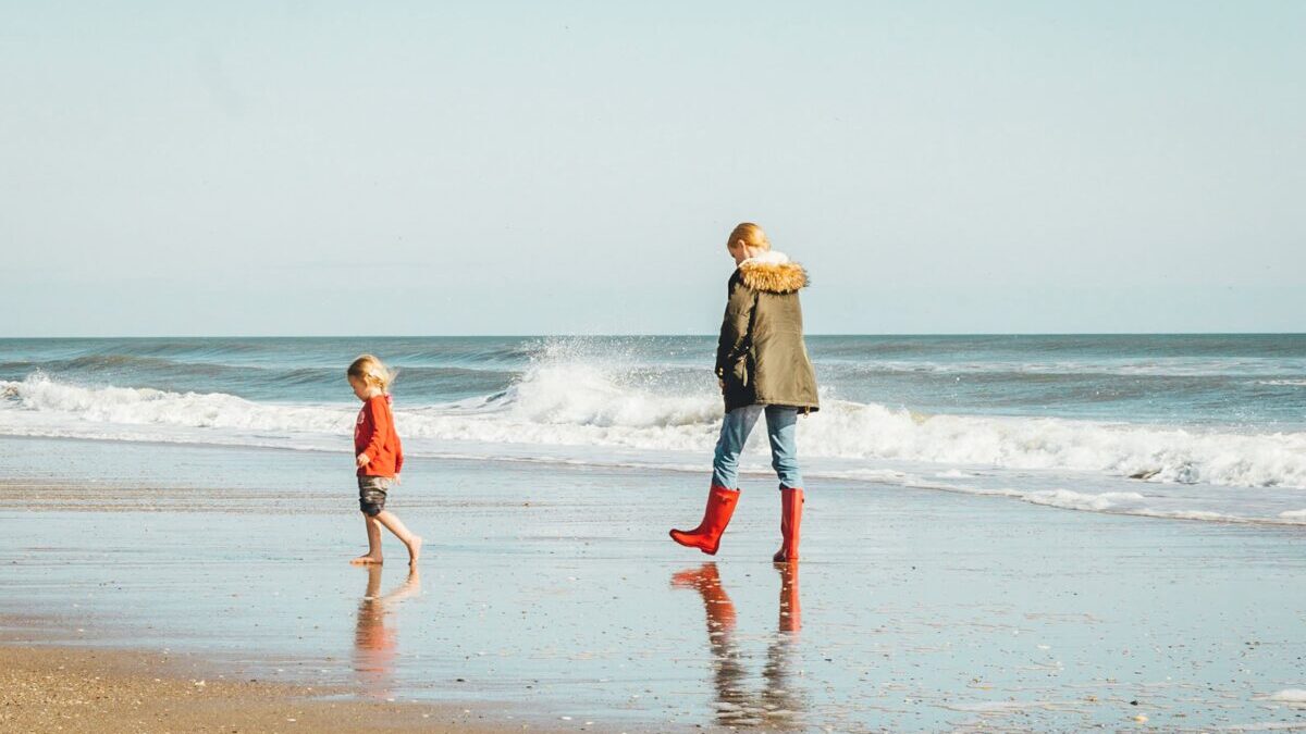 海辺を散歩する親子