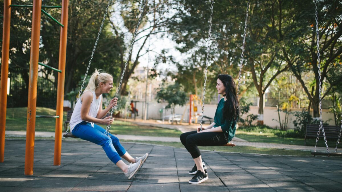 会話する女性たち