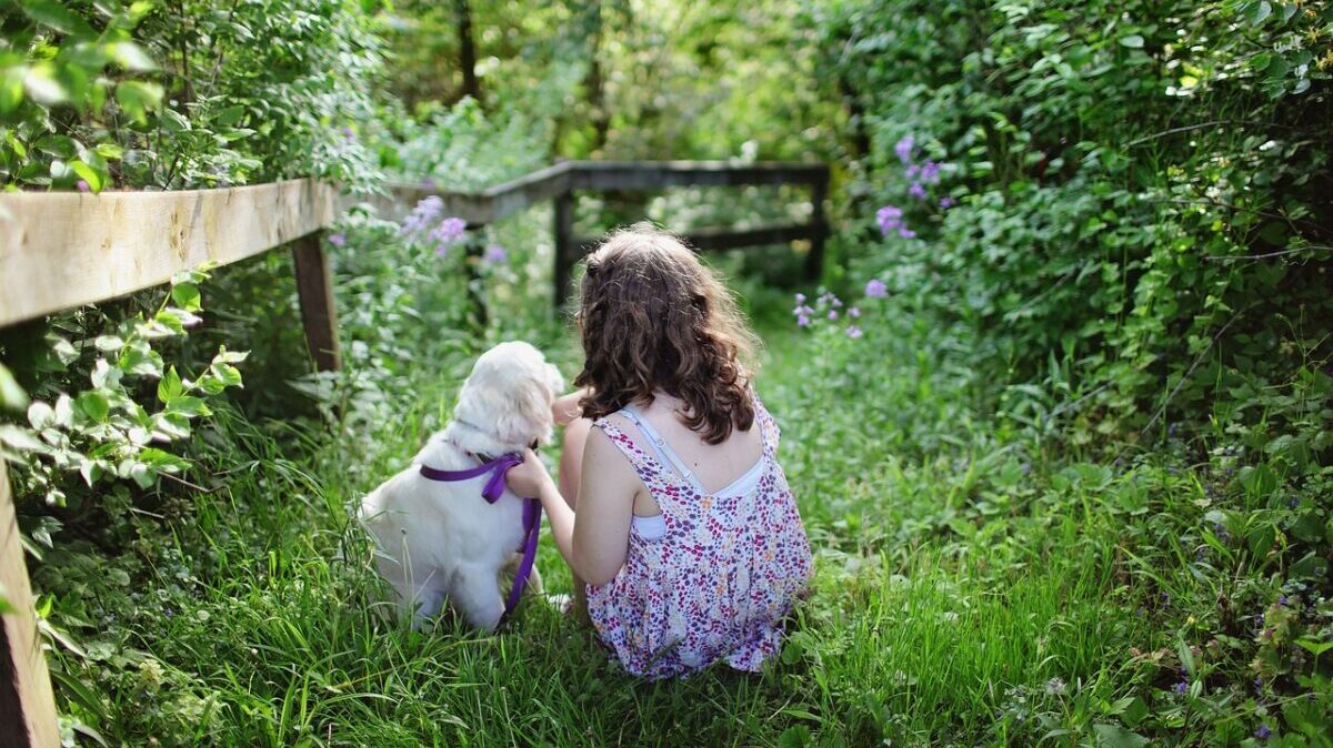 女の子と犬